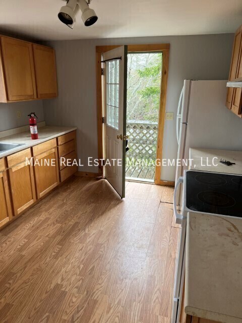 115 Ellsworth Rd in Blue Hill, ME - Building Photo