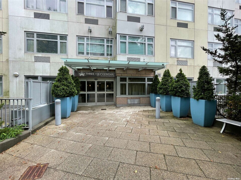 40- 22 College Point Blvd-Unit -8R in Queens, NY - Building Photo