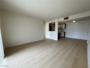 5220 Mission Carmel Ln, Unit 105 in Las Vegas, NV - Building Photo - Building Photo