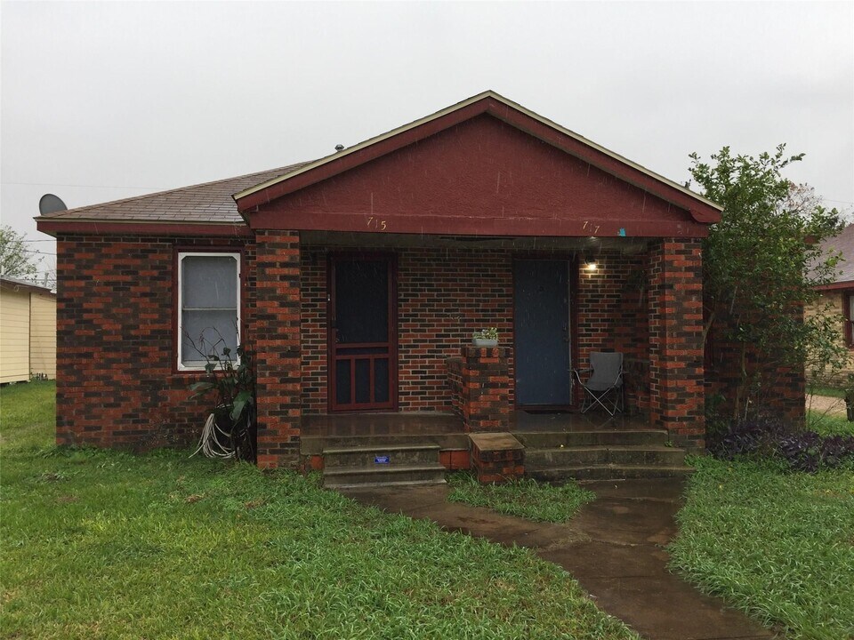 715 W 4th St in Freeport, TX - Foto de edificio