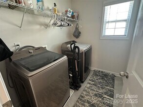 3025 Burnello Ct in Iron Station, NC - Foto de edificio - Building Photo