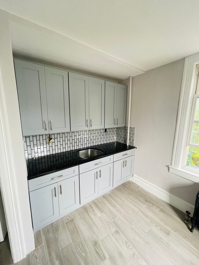 10 Amackassin Ter, Unit 2nd Floor in Yonkers, NY - Building Photo - Building Photo