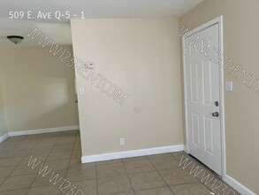 509 E Ave Q-5 in Palmdale, CA - Building Photo - Building Photo