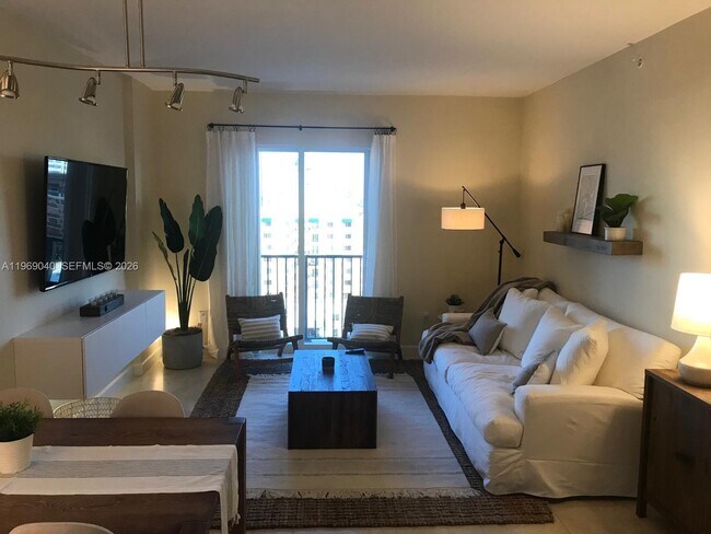 10 Aragon Ave in Coral Gables, FL - Building Photo - Building Photo