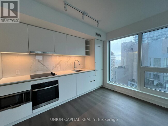 8-3008 Wellesley St W in Toronto, ON - Building Photo - Building Photo