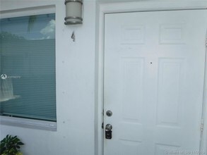 932 Moffett St-Unit -4 in Hallandale Beach, FL - Building Photo - Building Photo