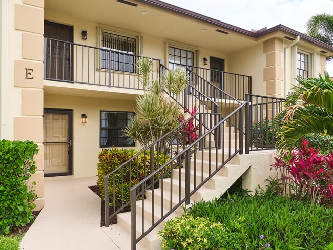 1101 Pinecrest Cir in Jupiter, FL - Building Photo - Building Photo