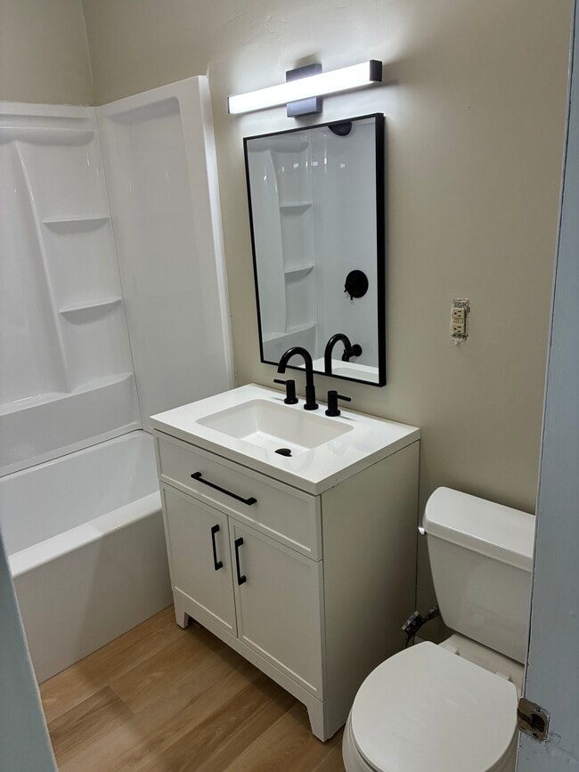 41 White St, Unit 1 in New York Mills, NY - Foto de edificio - Building Photo