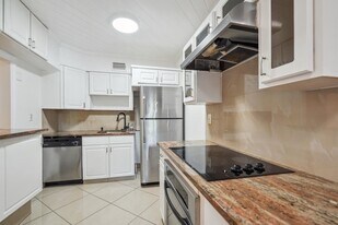 2878 Donnelly Dr in Atlantis, FL - Building Photo