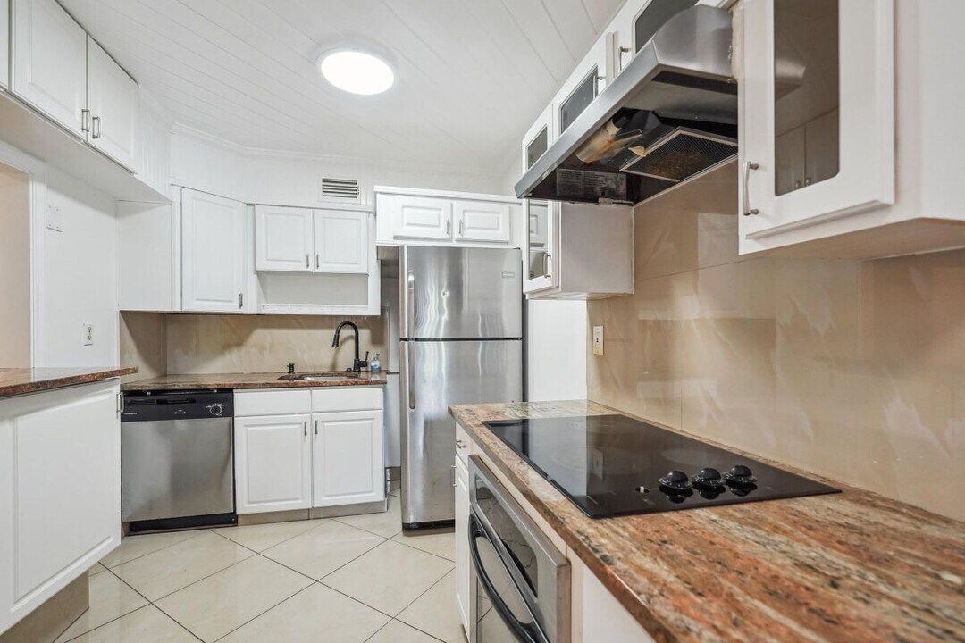 2878 Donnelly Dr in Atlantis, FL - Building Photo