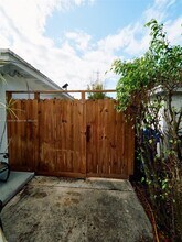 5652 Hayes St-Unit -B in Hollywood, FL - Building Photo - Building Photo