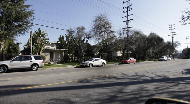 5700 Hazeltine Ave in Van Nuys, CA - Building Photo - Building Photo