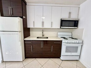 906 SW 7th Terrace in Hallandale Beach, FL - Building Photo - Building Photo