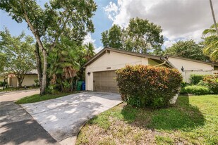 5614 Hammock Ln in Lauderhill, FL - Building Photo