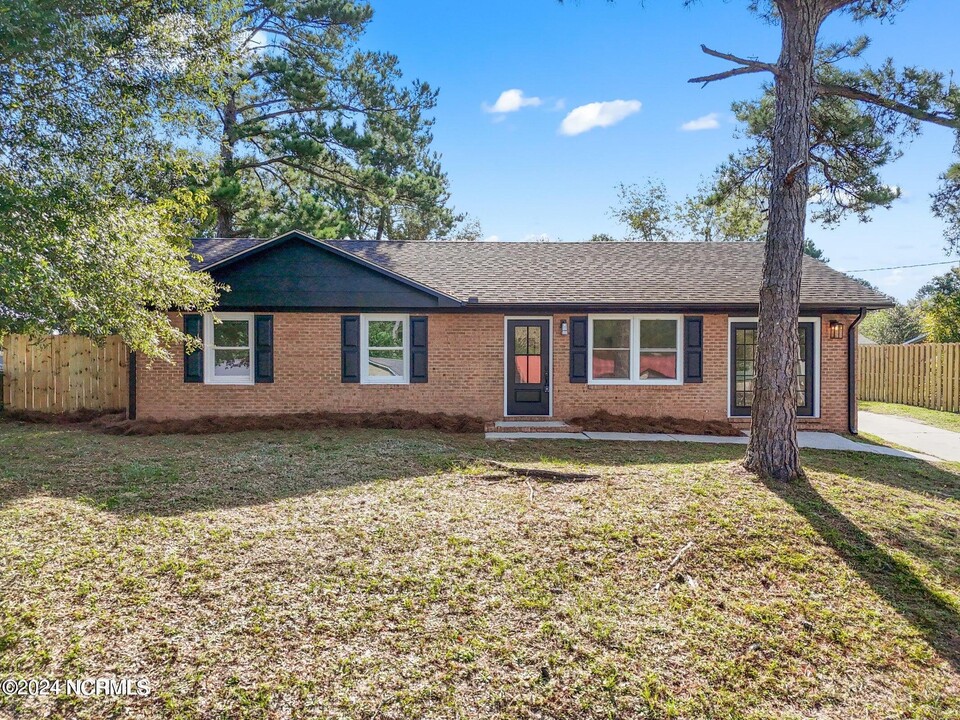 6 High St in Castle Hayne, NC - Building Photo