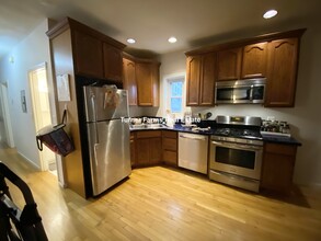 7 Iroquois St, Unit 2 in Boston, MA - Building Photo - Building Photo