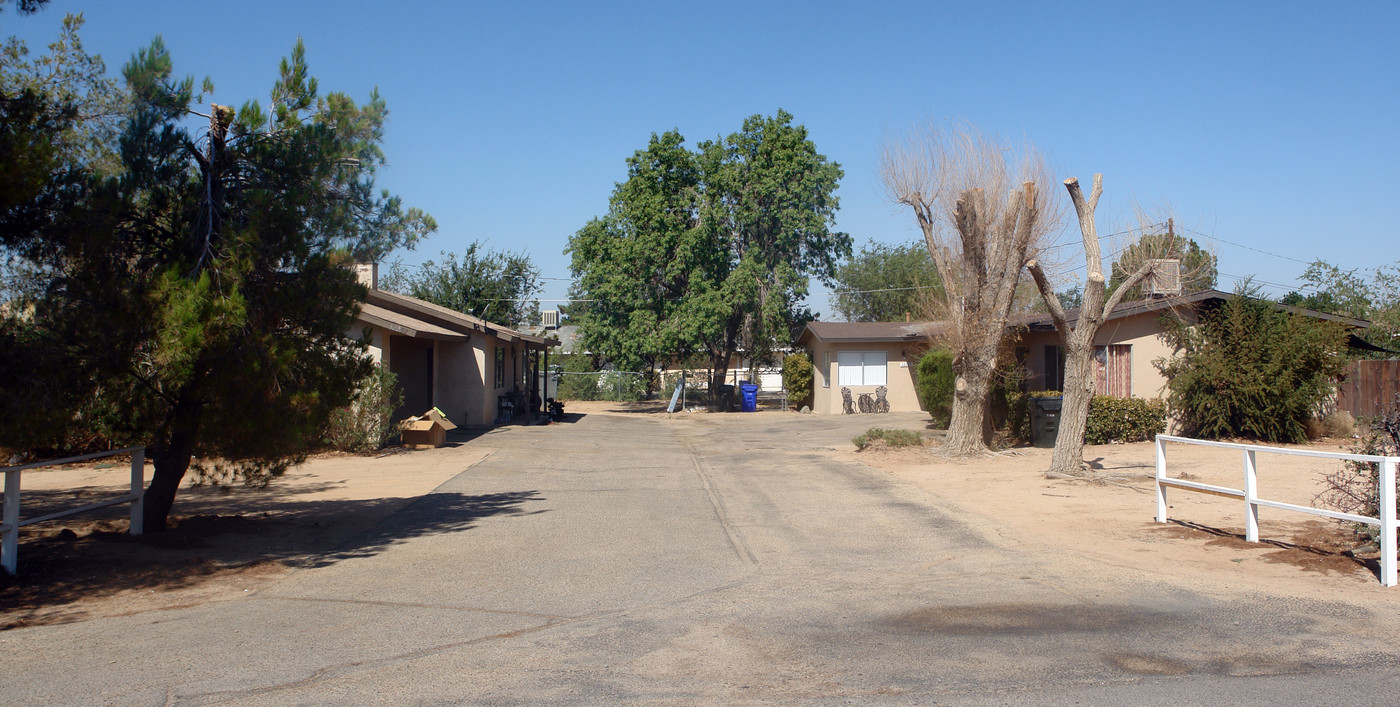 12288 Lipian in Apple Valley, CA - Foto de edificio