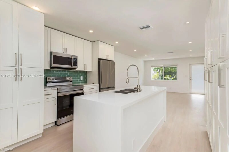 1411-1421-1421 NE 30th Ct in Oakland Park, FL - Building Photo