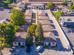 2325 Chester Ln in Bakersfield, CA - Foto de edificio - Building Photo