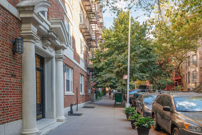 225 Lincoln Pl in Brooklyn, NY - Foto de edificio - Building Photo