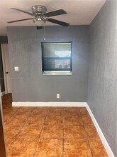 825 SW 10th St, Unit D in Hallandale Beach, FL - Building Photo - Building Photo