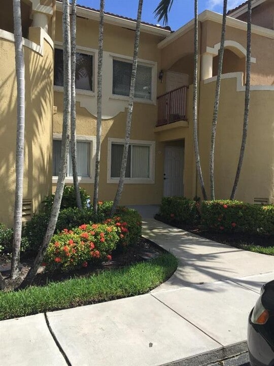 7921 NW 6th St, Unit 103 in Pembroke Pines, FL - Foto de edificio