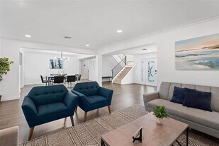 413 Holiday Dr in Hallandale Beach, FL - Building Photo