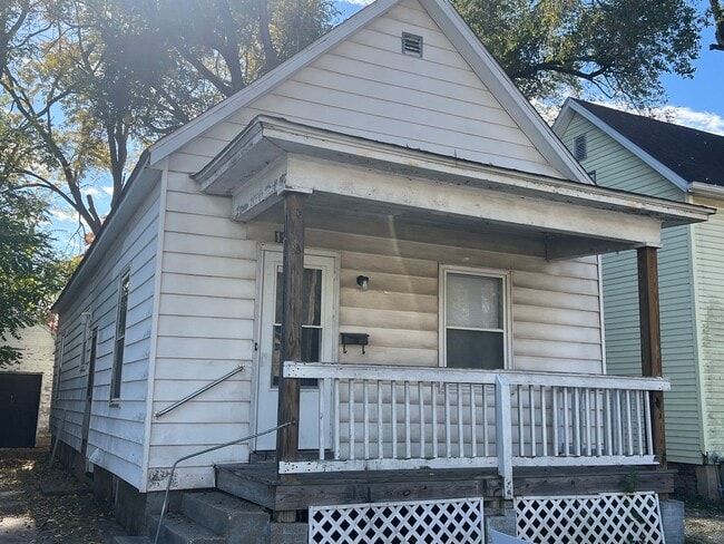 property at 1202 E Laurel St
