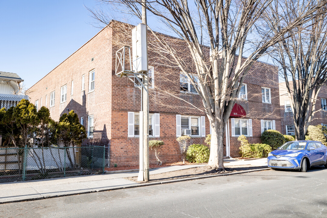 8435 Fleet Ct in Flushing, NY - Building Photo