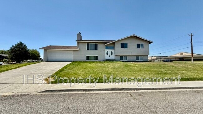 1603 Eagle St in West Richland, WA - Building Photo - Building Photo