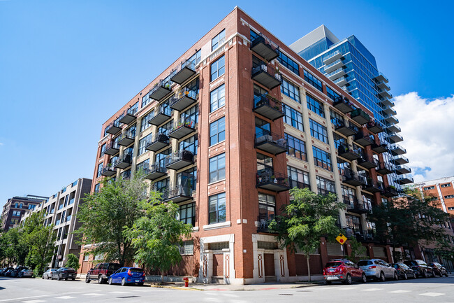property at 843 W Adams St