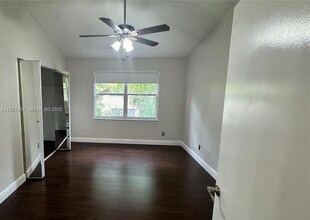 443 S W 122nd Terrace in Pembroke Pines, FL - Building Photo - Building Photo