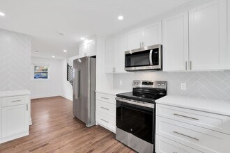 644 S Illinois St in Arlington, VA - Building Photo - Building Photo