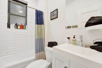1000 W Dakin St in Chicago, IL - Building Photo - Building Photo