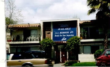 Oxnard Garden Apartments in Van Nuys, CA - Building Photo - Building Photo