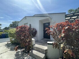 200 NE 110th St in Miami, FL - Building Photo