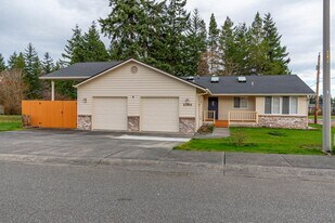 2360 SW Vista Park Dr in Oak Harbor, WA - Building Photo