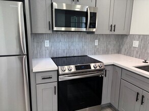 1219-1221 S Lake St in Burbank, CA - Building Photo - Building Photo