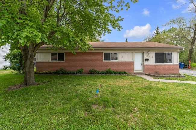 2331 Deerfield Ct in Westland, MI - Foto de edificio - Building Photo