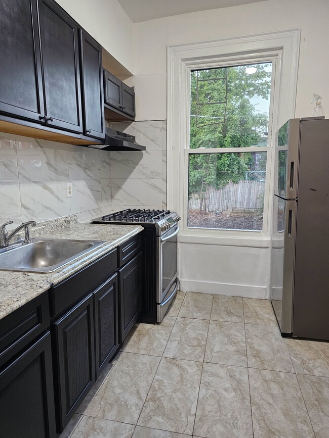 73 Pine St, Unit Floor 1 in Brooklyn, NY - Foto de edificio - Building Photo