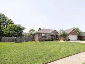 421 Coopers Wy in Centerton, AR - Building Photo