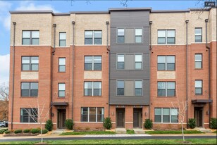 613 Herndon Pky, Unit 51 in Herndon, VA - Building Photo