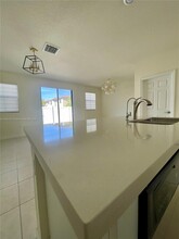 10926 W 33rd Way in Hialeah, FL - Foto de edificio - Building Photo