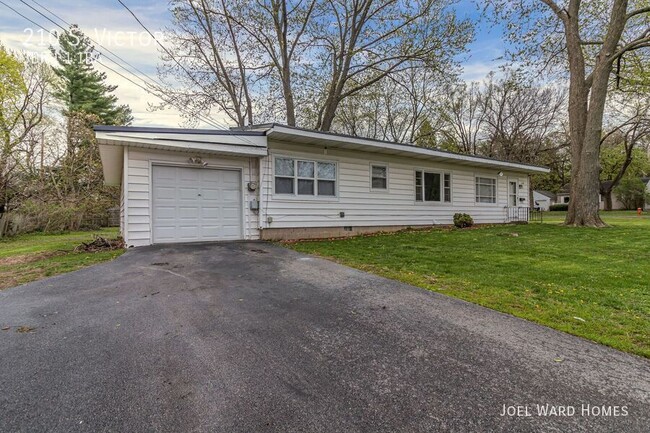 210 S Victor St in Champaign, IL - Building Photo - Building Photo