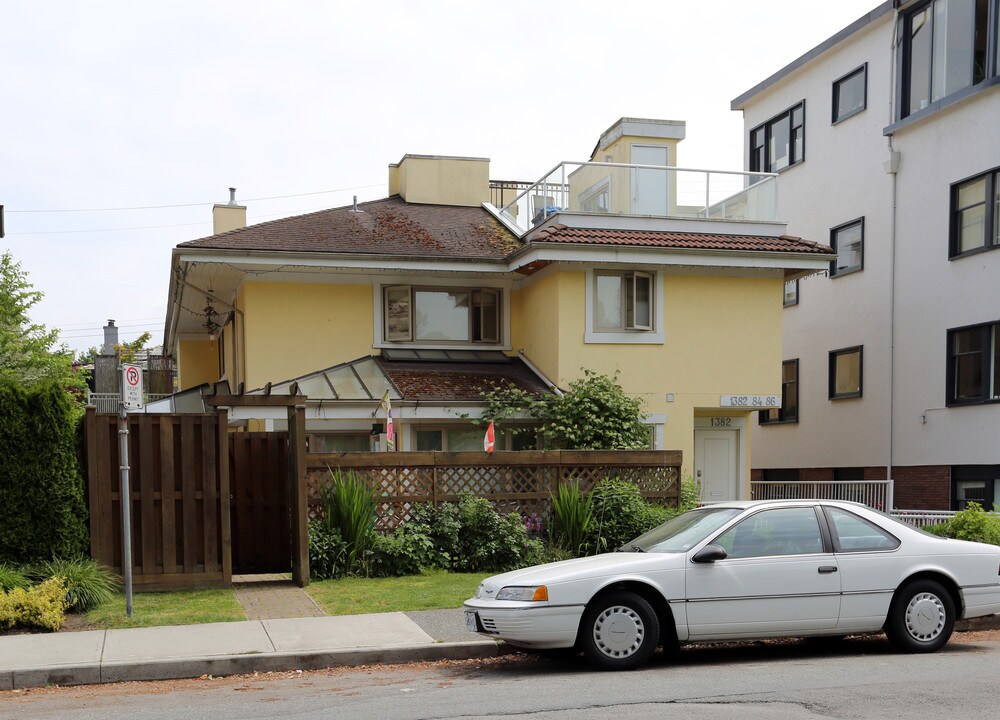 1382-1386 Arbutus St in Vancouver, BC - Building Photo