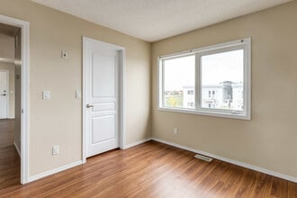 Oxford Apartments in Edmonton, AB - Building Photo - Building Photo