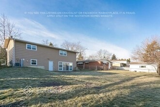 825 W Manor Ct in Glenwood, IL - Foto de edificio - Building Photo
