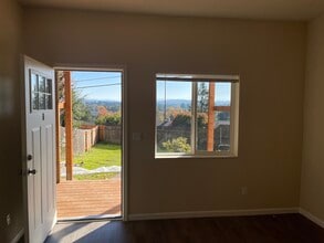 15166 SW 119th Ave, Unit unit C in Tigard, OR - Building Photo - Building Photo
