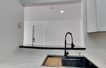 2059 Dixie Belle Dr in Orlando, FL - Foto de edificio - Building Photo