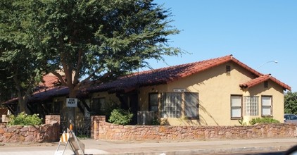 Royal Court Apartments in Fresno, CA - Building Photo - Building Photo